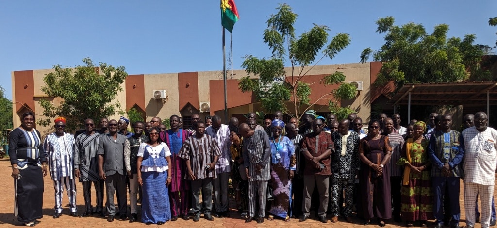 photo de famille regroupant les officiels , les participants et les représentants de l’UNICEF -Burkina